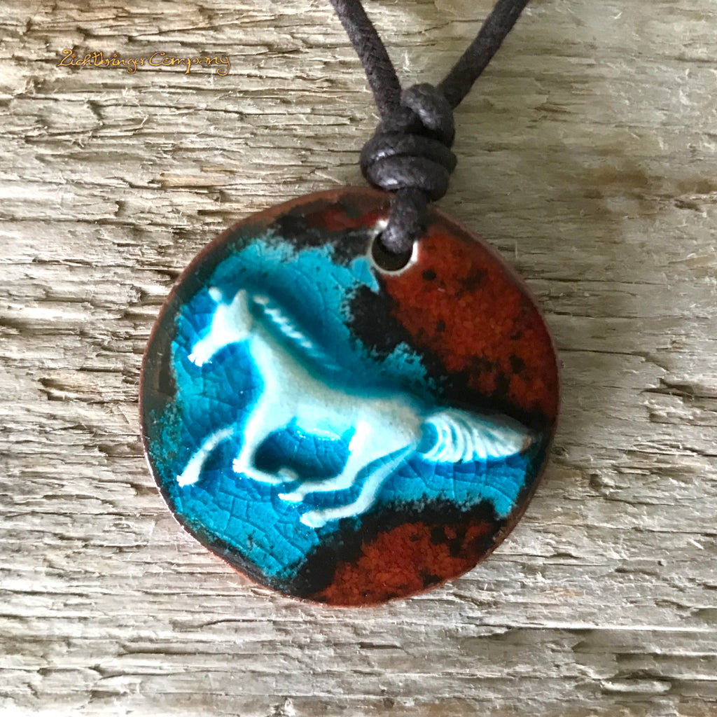 Keramik Halskette mit galoppierendem Pferd, Krafttier Amulett