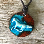 Keramik Halskette mit galoppierendem Pferd, Krafttier Amulett