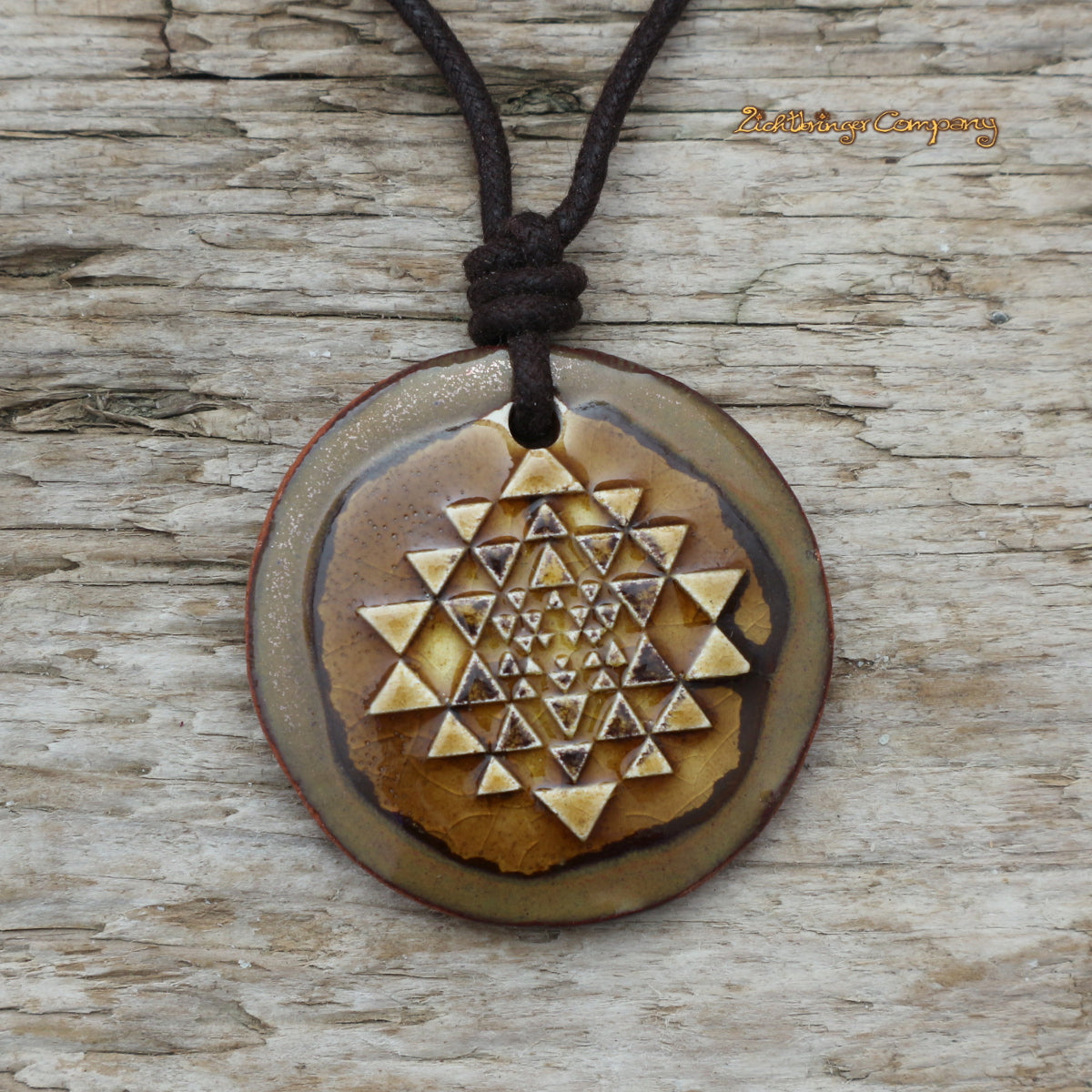Sri Yantra Anhänger aus Ton in Erd-Braun, an gewachster Baumwollkette – handgefertigtes Amulett aus Jimis Keramikmanufaktur