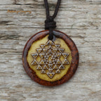 Sri Yantra Anhänger aus Ton in Gold-Braun, an gewachster Baumwollkette – handgefertigtes Amulett der Heiligen Geometrie