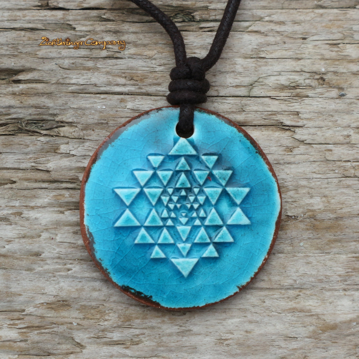 Sri Yantra Anhänger aus Ton in Türkis, an gewachster Baumwollkette – handgefertigtes Amulett, vegan und metallfrei