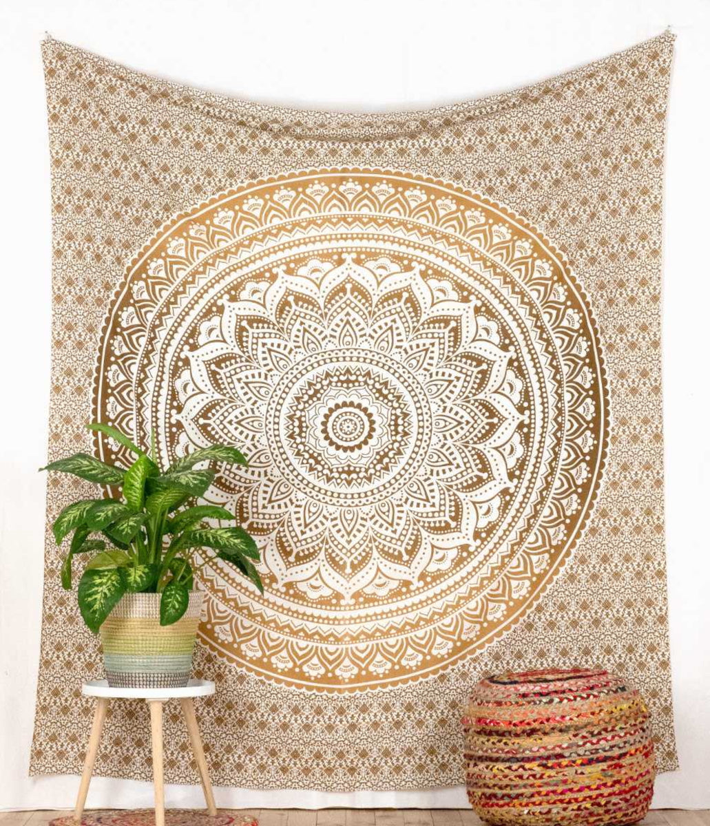 Mandala Wandtuch in fließenden Ocker-Braun-Tönen, 230 x 210 cm, an der Wand aufgehängt
