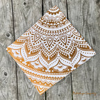 Mandala Wandtuch in fließenden Ocker-Braun-Tönen, 230 x 210 cm, zusammengefaltet