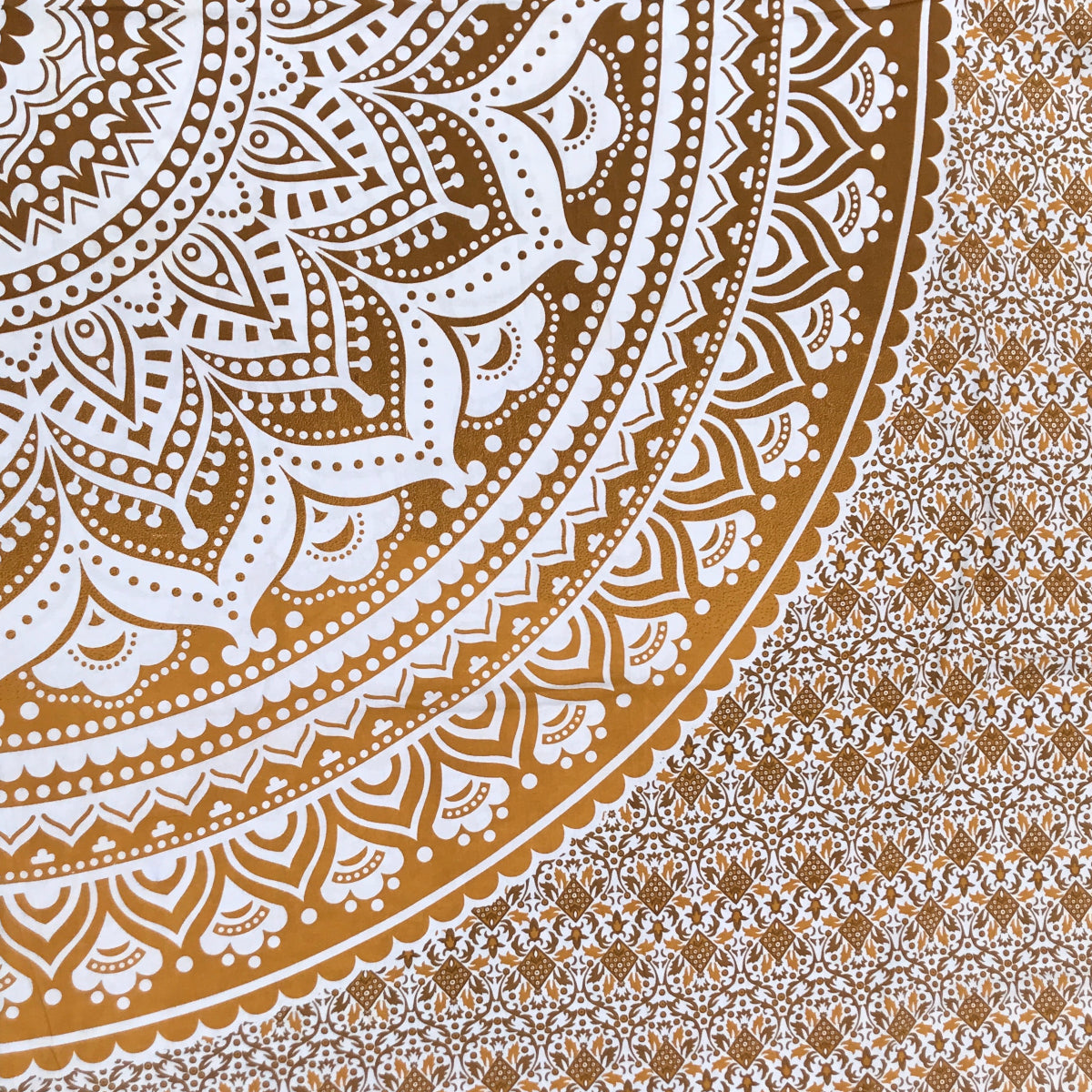 Mandala Wandtuch in fließenden Ocker-Braun-Tönen, 230 x 210 cm, Detailansicht