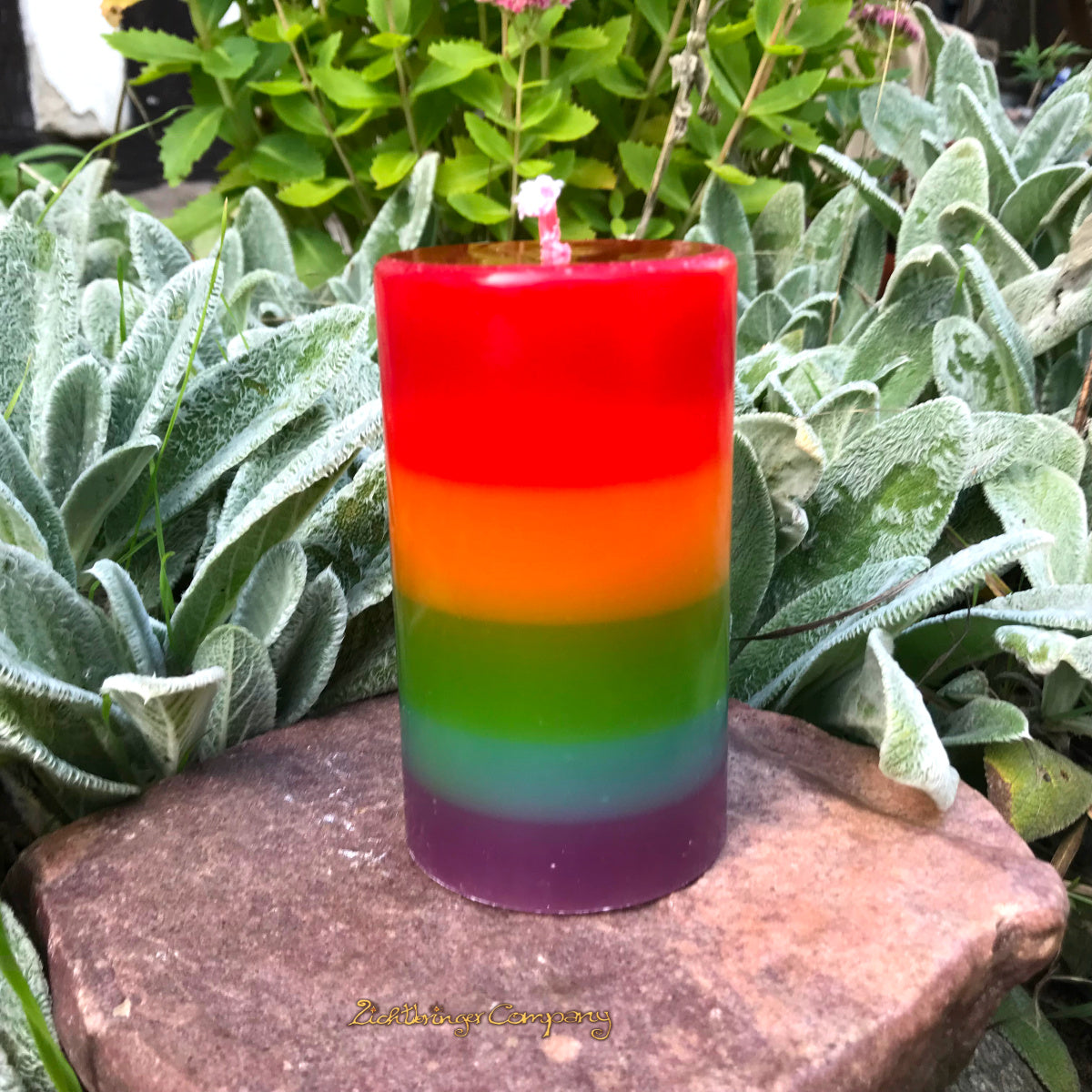 Regenbogenkerze Höhe 10 cm, bunte handgegossene Stumpenkerze aus der Lichtbringer Kerzenmanufaktur