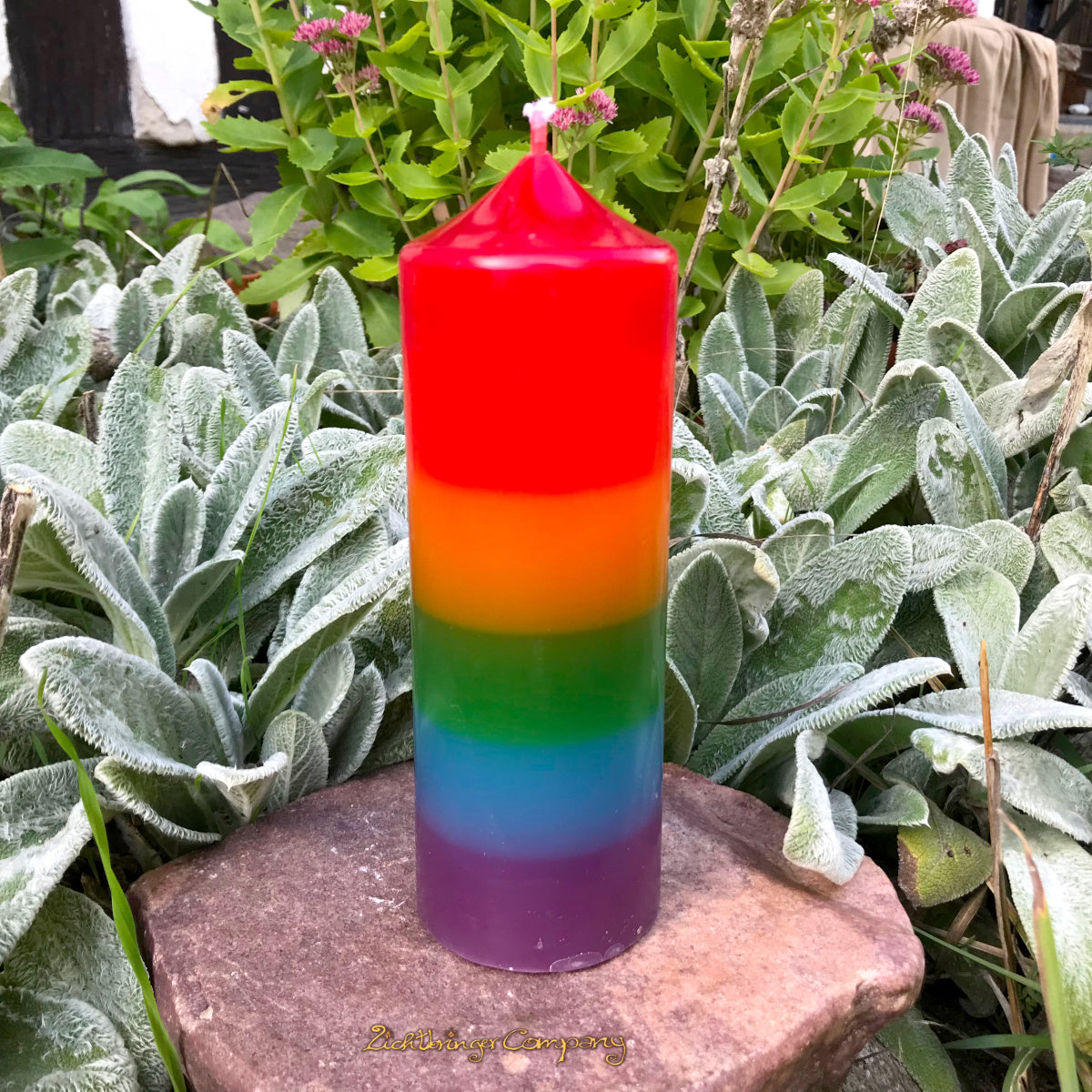 Regenbogenkerze Höhe 17 cm, bunte handgegossene Stumpenkerze von der Lichtbringer Company