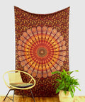 Pfauenfeder Mandala Wandtuch in Grün-Gelb auf dunkelrotem Hintergrund, 140 x 200 cm