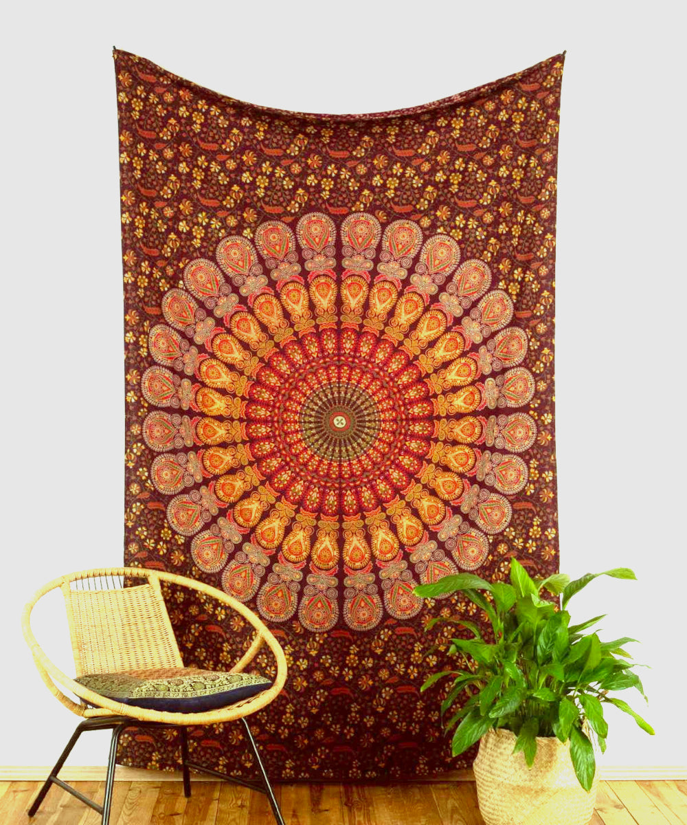 Pfauenfeder Mandala Wandtuch in Grün-Gelb auf dunkelrotem Hintergrund, 140 x 200 cm