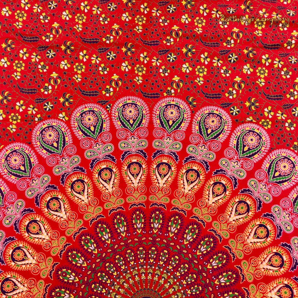 Rundes Pfauenfeder Mandala Wandtuch in Rot und Gelb, Detailansicht