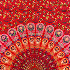 Rundes Pfauenfeder Mandala Wandtuch in Rot und Gelb, Detailansicht