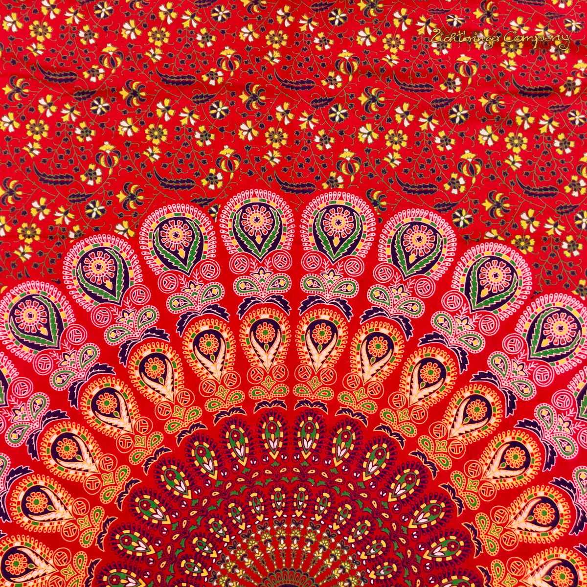 Rundes Pfauenfeder Mandala Wandtuch in Rot und Gelb, Detailansicht
