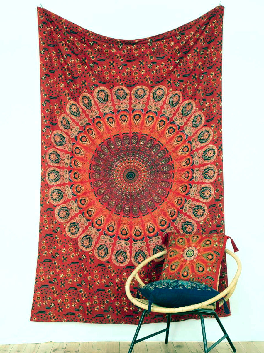 Pfauenfeder Mandala Wandtuch in leuchtendem Rot und Gelb, 140 × 200 cm, an der Wand befestigt