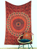 Pfauenfeder Mandala Wandtuch in leuchtendem Rot und Gelb, 140 × 200 cm, an der Wand befestigt