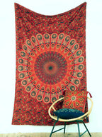 Pfauenfeder Mandala Wandtuch in leuchtendem Rot und Gelb, 140 × 200 cm, an der Wand befestigt