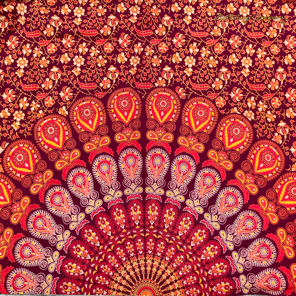 Pfauenfeder Wandtuch in warmen Orange- und Rottönen, 140 × 200 cm, Detailansicht