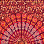Pfauenfeder Wandtuch in warmen Orange- und Rottönen, 140 × 200 cm, Detailansicht