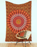 Pfauenfeder Mandala als farbenfrohe Wanddeko, mit Orange Gelb und Dunkelrot