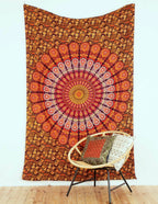 Pfauenfeder Mandala als farbenfrohe Wanddeko, mit Orange Gelb und Dunkelrot