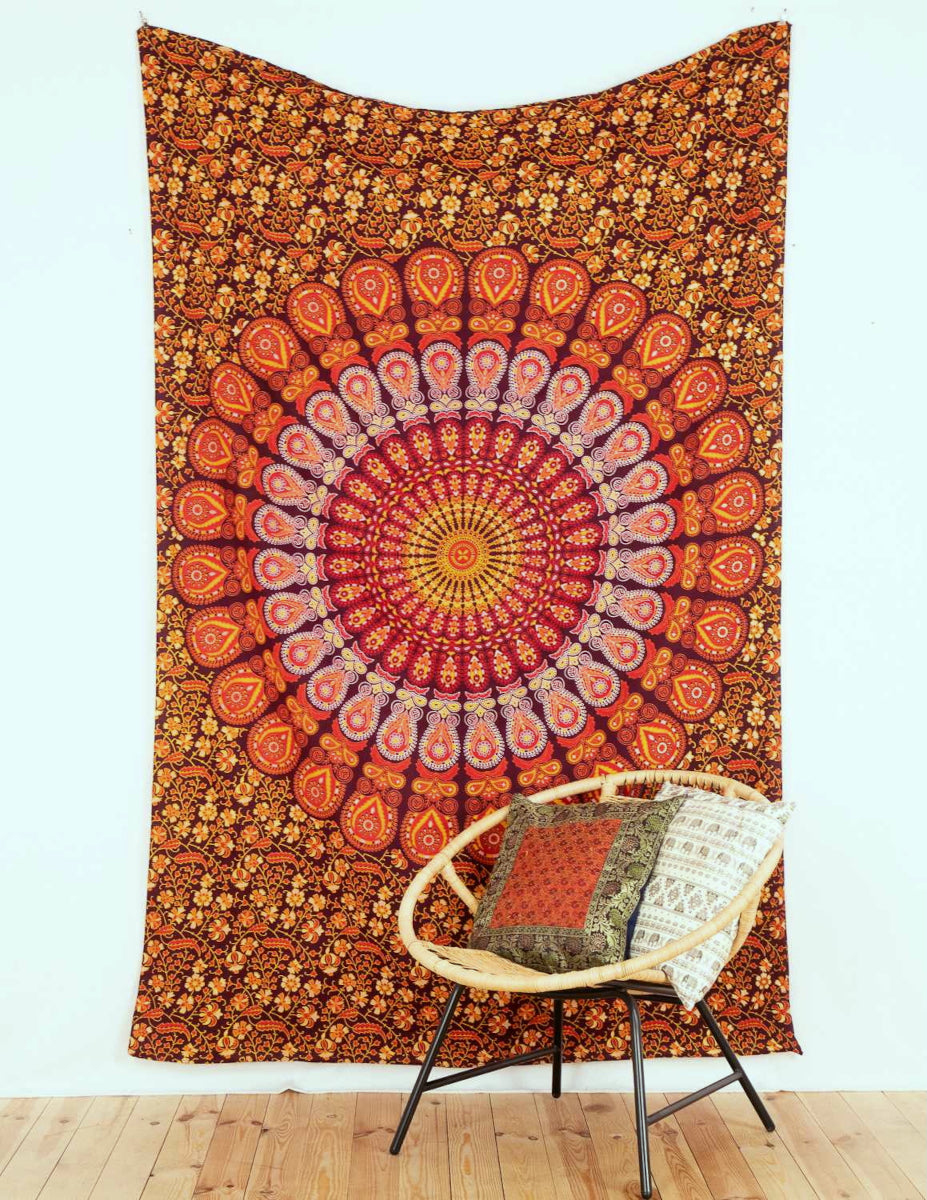 Pfauenfeder Mandala als farbenfrohe Wanddeko, mit Orange Gelb und Dunkelrot