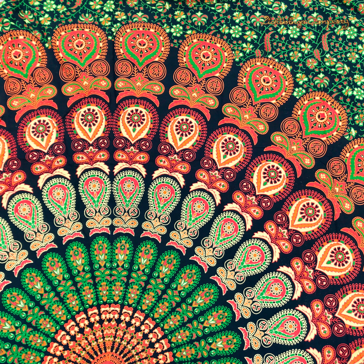 Pfauenfeder Mandala Wandtuch in Grün und Orange, 230 × 210 cm, Detailansicht