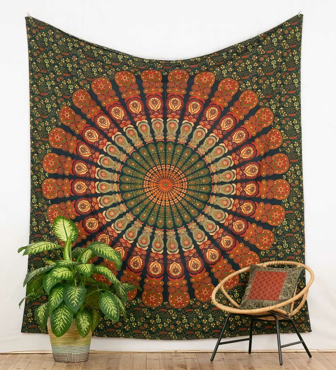 Pfauenfeder Mandala Wandtuch in Grün und Orange, 230 × 210 cm, an der Wand aufgehängt