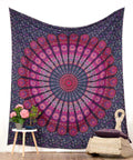 Pfauenfeder Mandala Wandtuch in Pink-Lila, 230 × 210 cm