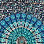 Detailansicht des blau-türkisen Pfauenfeder-Mandalas auf dunkelblauem Hintergrund