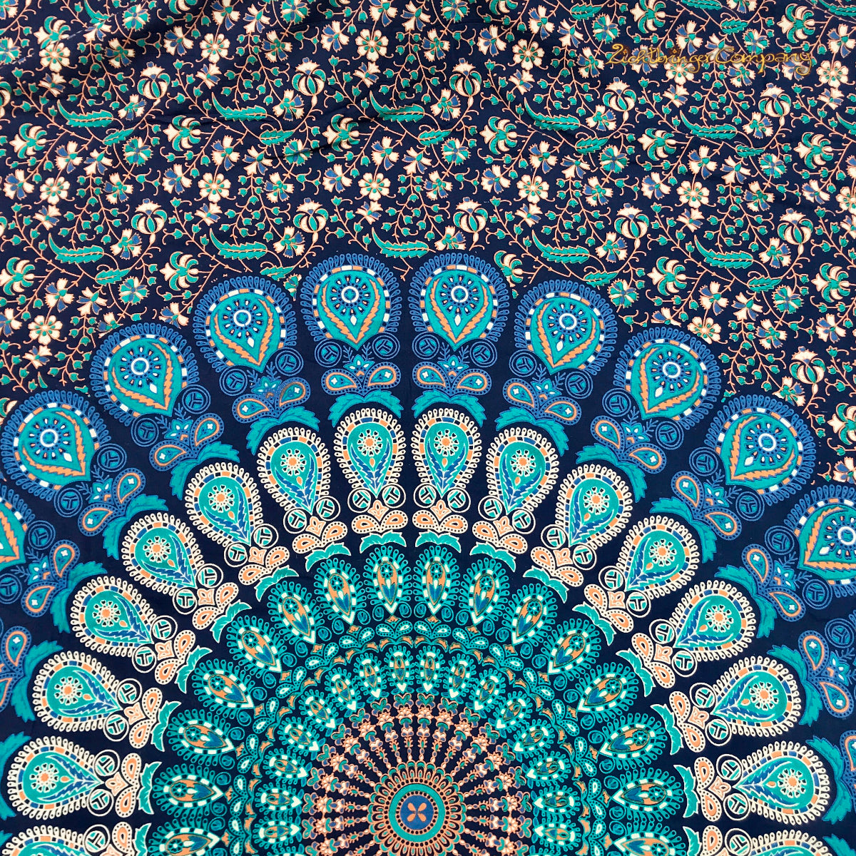 Detailansicht des blau-türkisen Pfauenfeder-Mandalas auf dunkelblauem Hintergrund