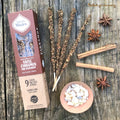Anis Zimt Weihrauch Räucherstäbchen, Anis Cinnamon Olibanum von Sagrada Madre, mit Sternanis und Weihrauchharz dargestellt
