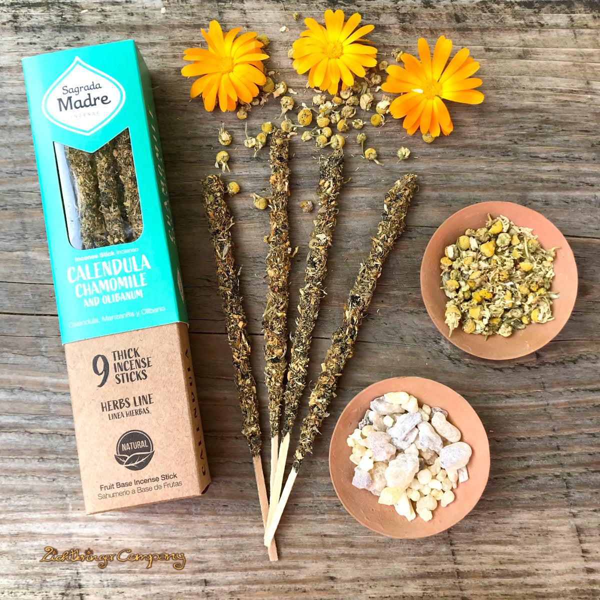 Sagrada Madre Räucherstäbchen Calendula Chamomile and Olibanum, lose Stäbchen, Verpackung sowie Harze und Kräuter sind auf dem Bild