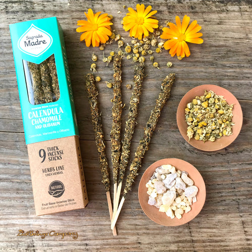 Sagrada Madre Räucherstäbchen Calendula Chamomile and Olibanum, lose Stäbchen, Verpackung sowie Harze und Kräuter sind auf dem Bild