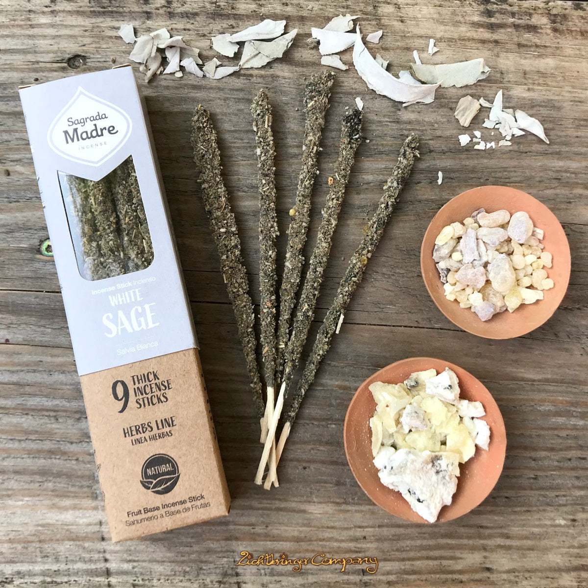 Sagrada Madre Räucherstäbchen White Sage, Verpackung und lose Stäbchen präsentiert mit Copal- und Weihrauchharz