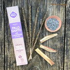 Palo Santo Lavendel Räucherstäbchen von Sagrada Madre, mit einzelnen Zutaten