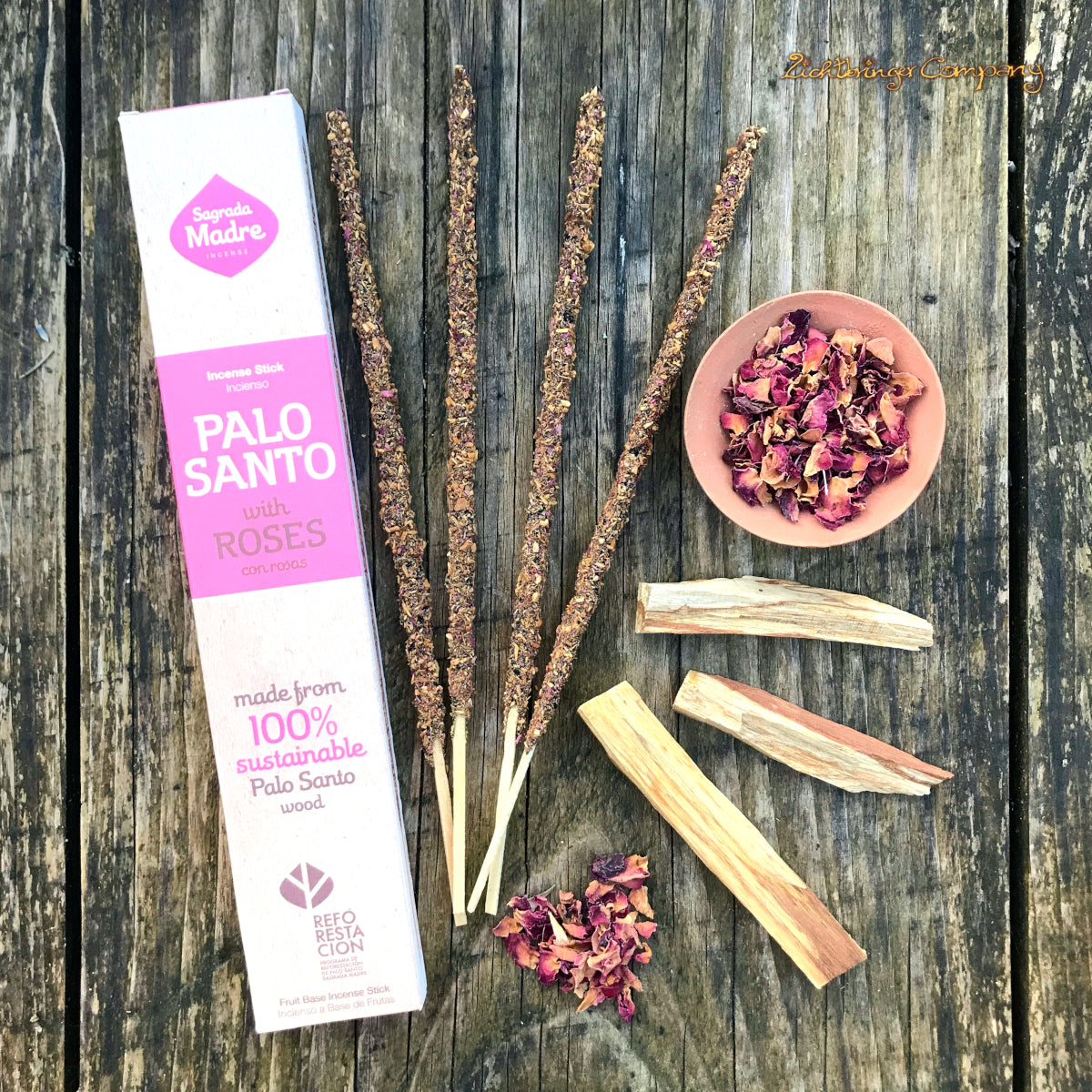 Sagrada Madre Palo Santo & Rose Räucherstäbchen, mit einzelnen Zutaten im Bild