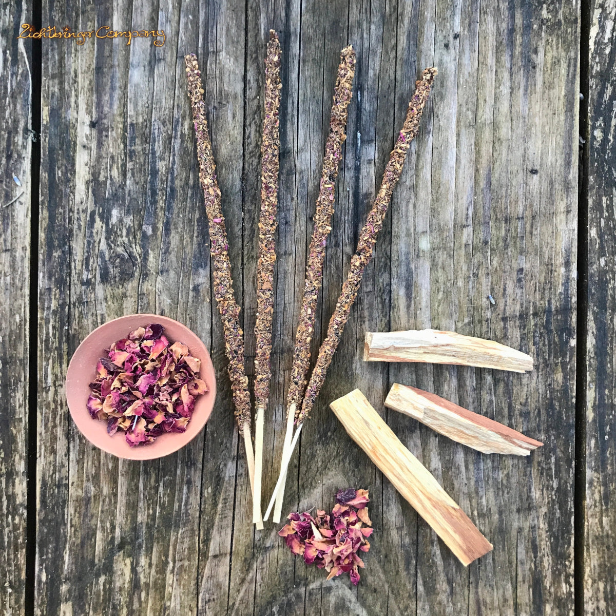 4 Stäbchen von Sagrada Madre Palo Santo & Rose Räucherstäbchen, mit einzelnen Zutaten: Palo Santo und Rosenblüten