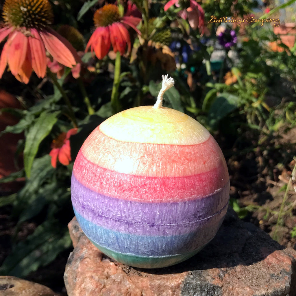 Kugelkerze Regenbogen mit Duft, Farben von oben: gelb, orange, rot, lila, blau, grün. 