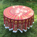 Rundes Pfauenfeder Mandala Wandtuch in Rot und Gelb als Tischdecke
