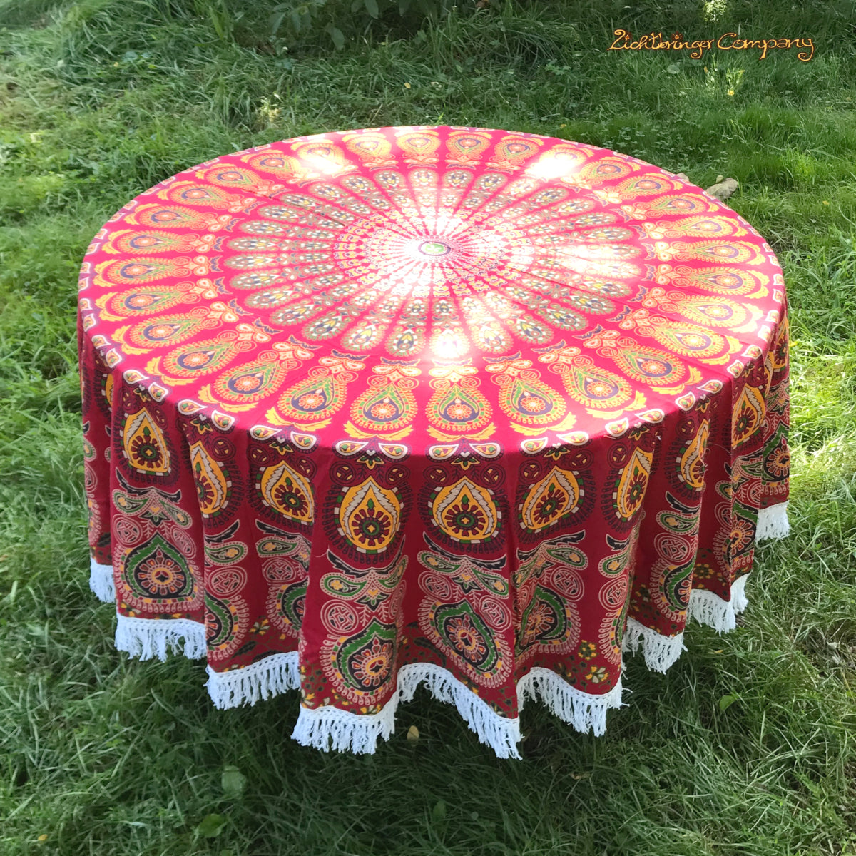 Rundes Pfauenfeder Mandala Wandtuch in Rot und Gelb als Tischdecke
