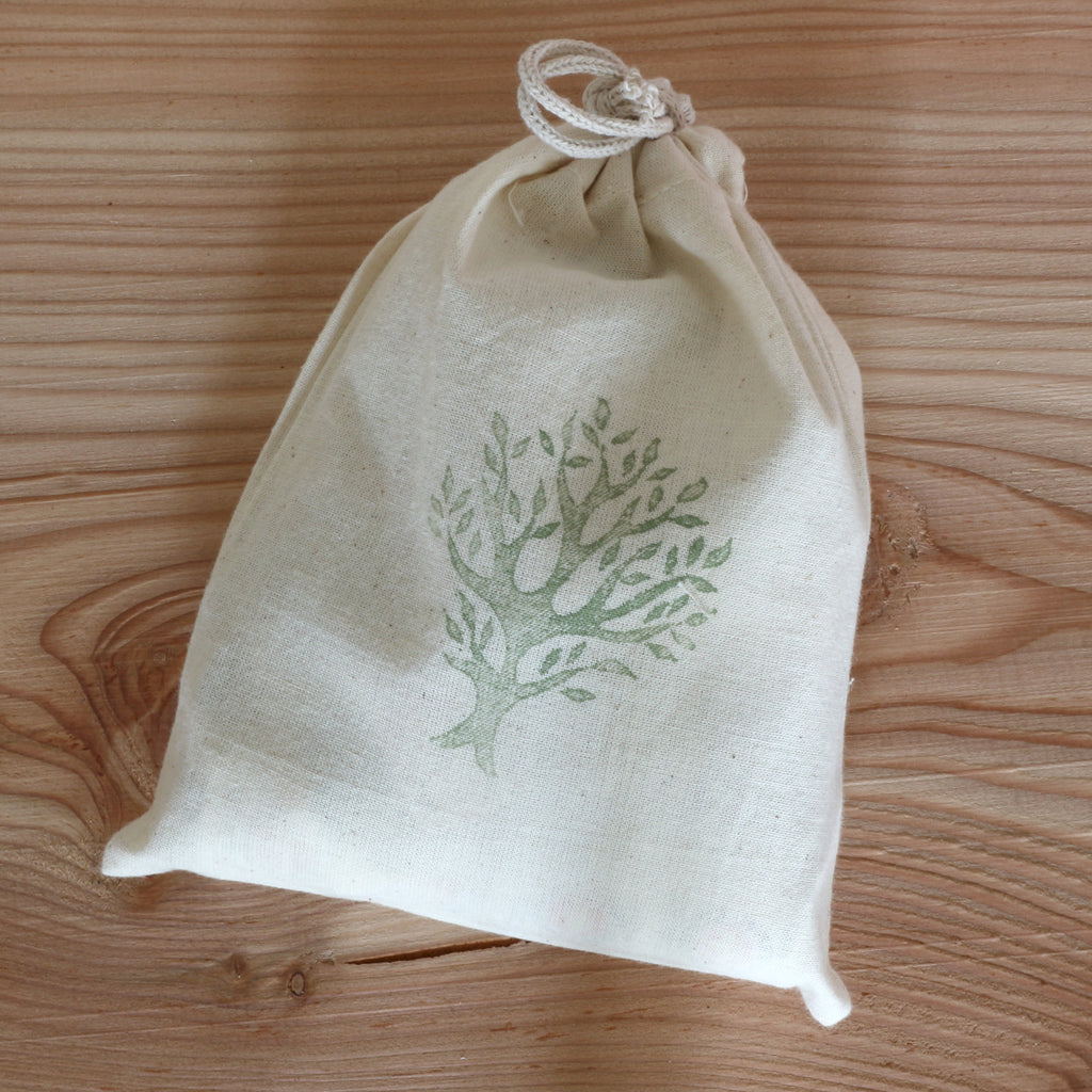 Rauhnächte Räucherset von der Lichtbringer Company, verpackt im handbedruckten naturfarbenen Baumwollbeutel. Motiv: Lebensbaum.