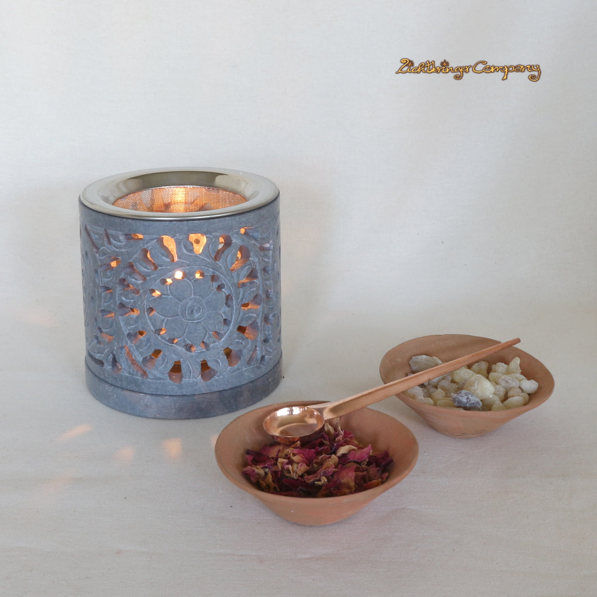 Räucherstövchen Indra aus Speckstein, mit leuchtendem Sonnenornament, mit Weihrauch und Rosenblüten zum Räuchern