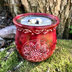 Rotes Räucherstövchen mit Sonnenblume aus Speckstein, mit Räucherwerk auf dem Edelstahlsieb