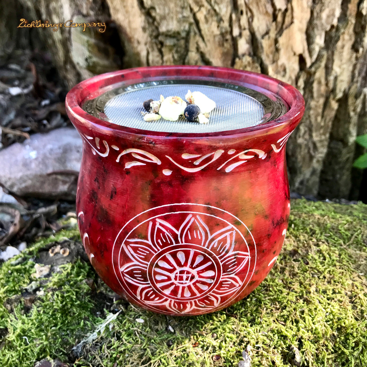 Rotes Räucherstövchen mit Sonnenblume aus Speckstein, mit Räucherwerk auf dem Edelstahlsieb