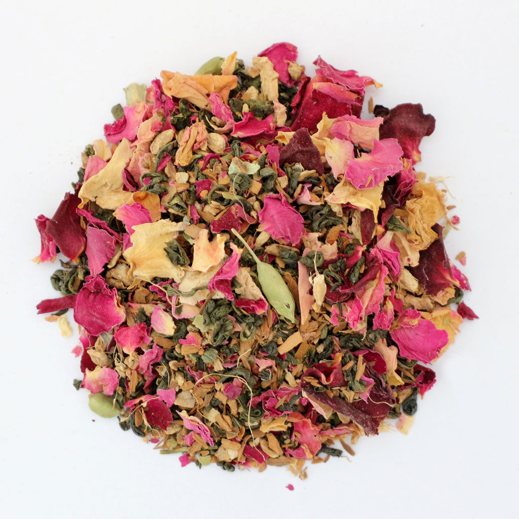 Kashmiri Tschai mit Gunpowder Grüntee, Ingwer, Ceylon-Zimt, Rosenblüten und Kardamom