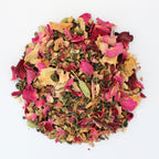 Kashmiri Tschai mit Gunpowder Grüntee, Ingwer, Ceylon-Zimt, Rosenblüten und Kardamom