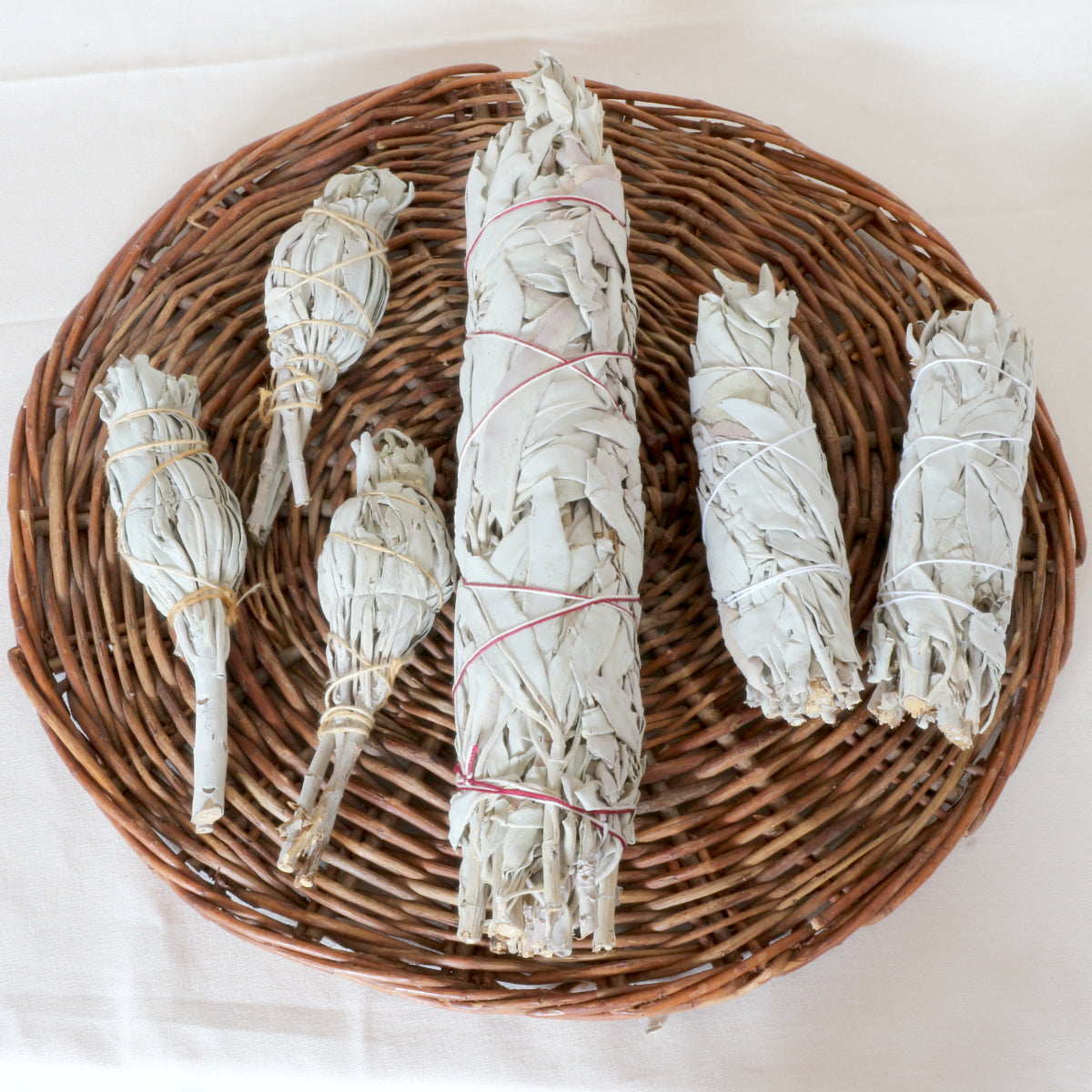 Weißer Salbei Räucherbündel in drei Größen – klein, mittel, groß – handgebundene Smudge Sticks – Lichtbringer Company