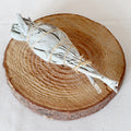 Weißer Salbei Räucherbündel klein – ca. 10-12 cm lang, 15 Gramm – handgebundener Smudge Stick aus getrockneten Salbeiblättern
