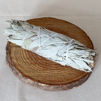 Weißer Salbei Räucherbündel mittel – ca. 12-14 cm lang, ca. 45-60 Gramm getrocknete Salvia Apiana Blätter mit Garn gebunden