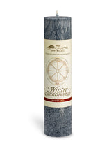 Wintersonnenwende Ritualkerze aus der Allgäuer Heilkräutermanufaktur. Farbe mitternachtsblau, aus der Serie Jahresrad, mit Banderole